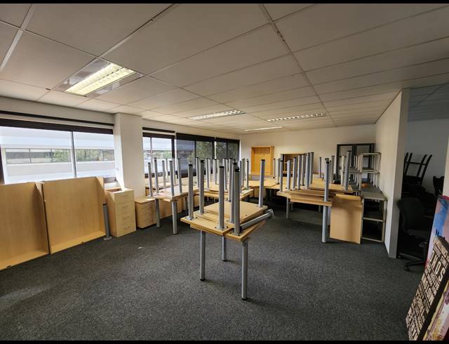 222M² OFFICE TO LET IN PINELANDS
